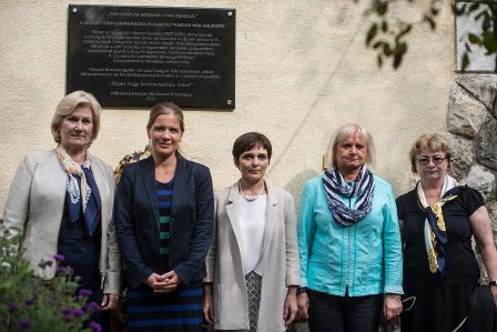 Emléktáblát avattak a kényszermunkára elhurcolt magyar nők emlékére